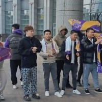 北控男篮出征济南客场！球迷朋友清晨6点聚集在球队酒店送行❤️